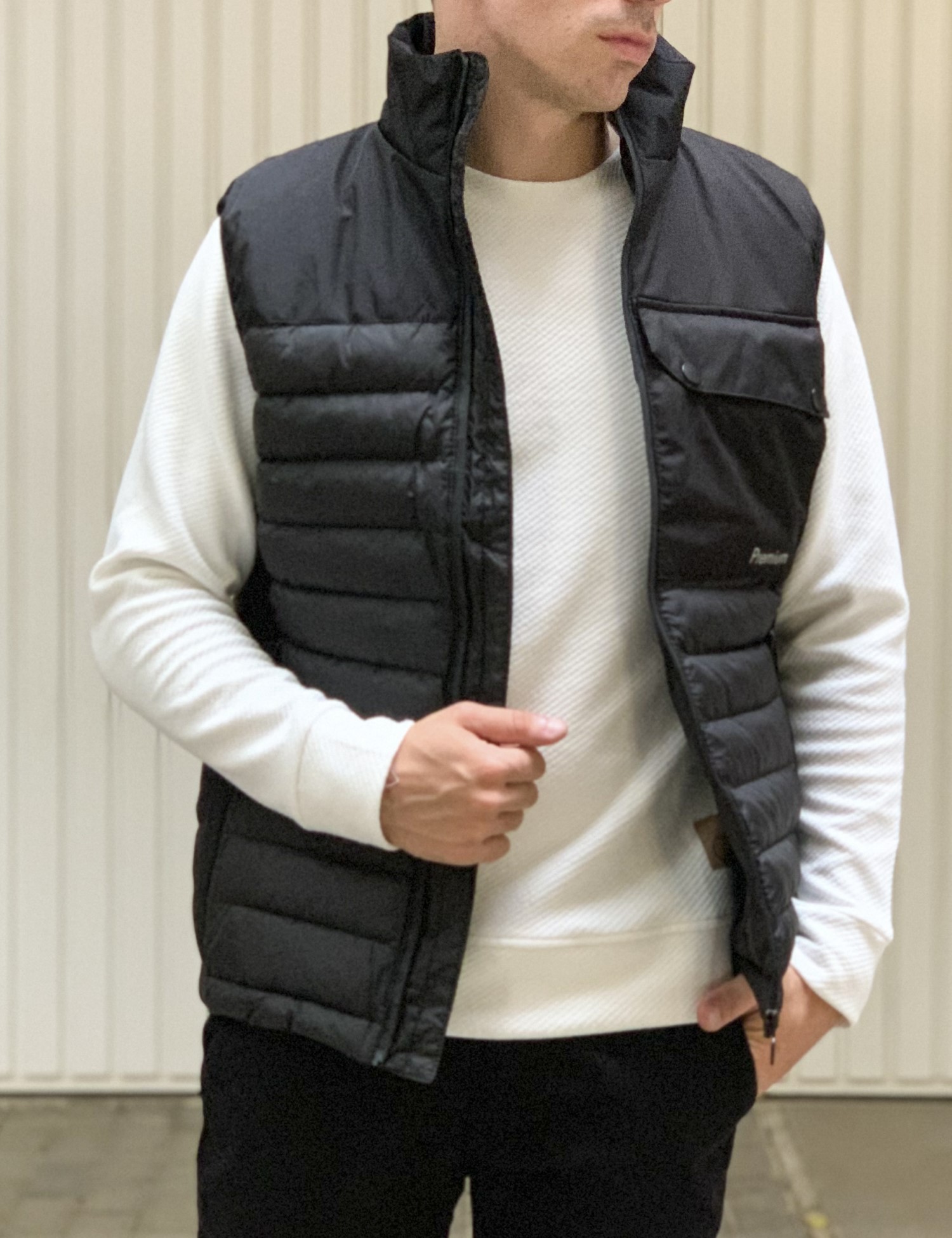 Ανδρικό μαύρο καπιτονέ αμάνικο μπουφάν ADK59160 φωτογραφία